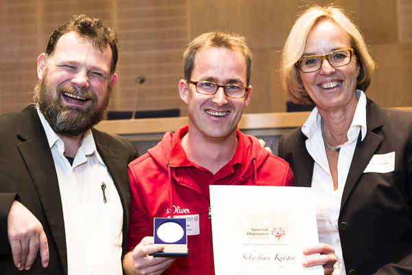 Sebastian Kröger erhält eine Auszeichnung. (Foto: SOD/ Stefan Holtzem)