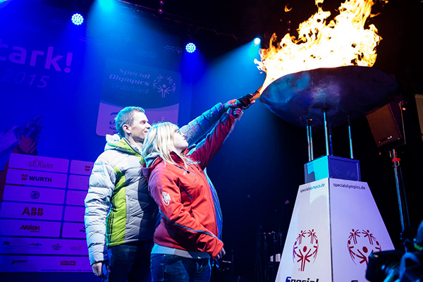 Bei der Eröffnungsfeier wird von Athleten und einem Profi-Sportler das Feuer entzündet. (Foto: SOD/ Stefan Holtzem)